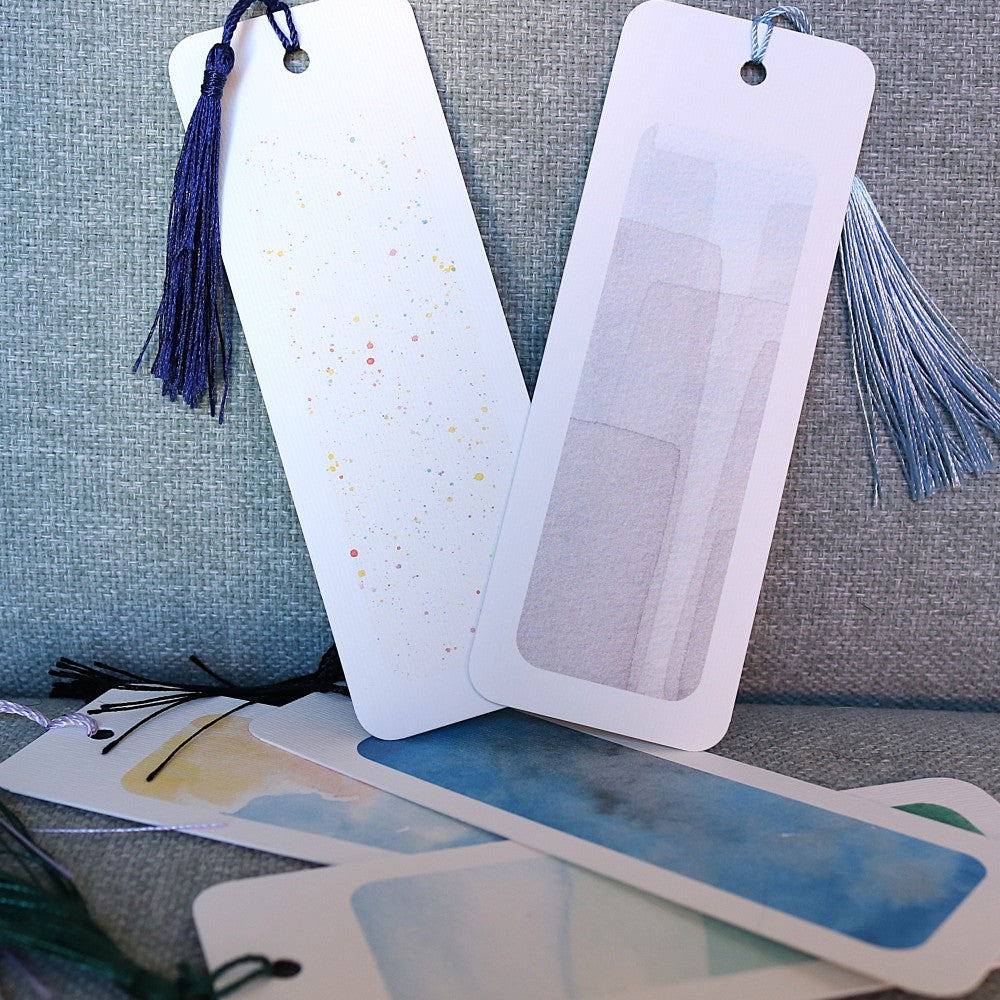 Detailansicht der Berlin-Lesezeichen mit abstrakten Aquarellhintergründen und Quasten.