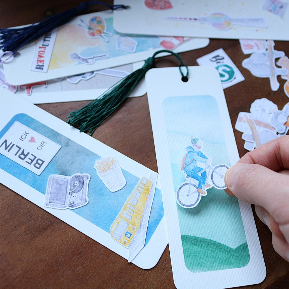 Lesezeichen-Set Berlin mit Aquarellillustrationen, gestaltete Lesezeichen mit Berliner Motiven in der Hand
