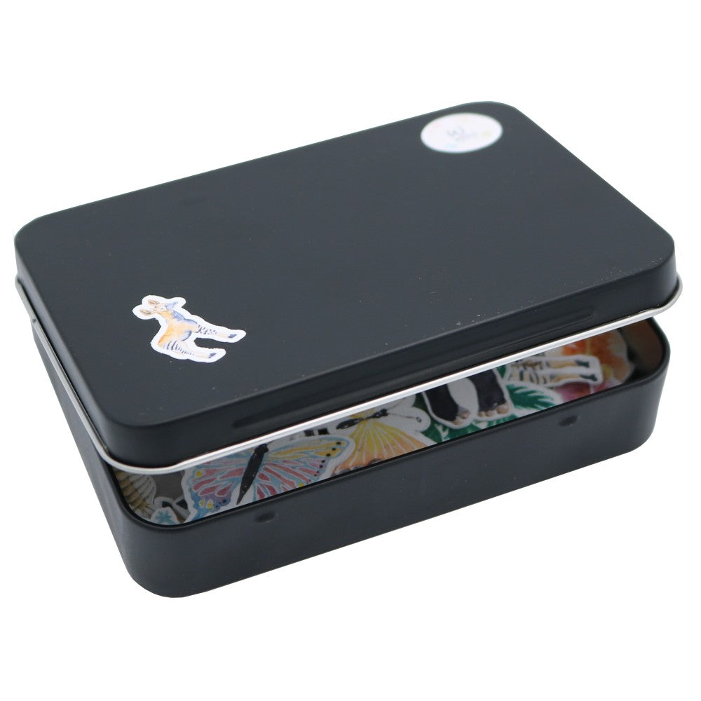 Stickerbox Tropenwelt – schwarze Metallbox mit Tropen-Sticker-Motiven innen und Okapi-Sticker außen