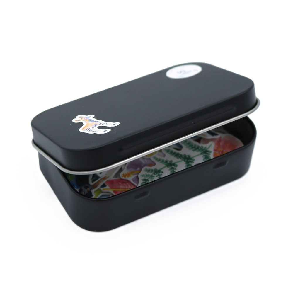 Stickerbox Tropenwelt Classic geschlossen – schwarze Metallbox mit Okapi-Sticker