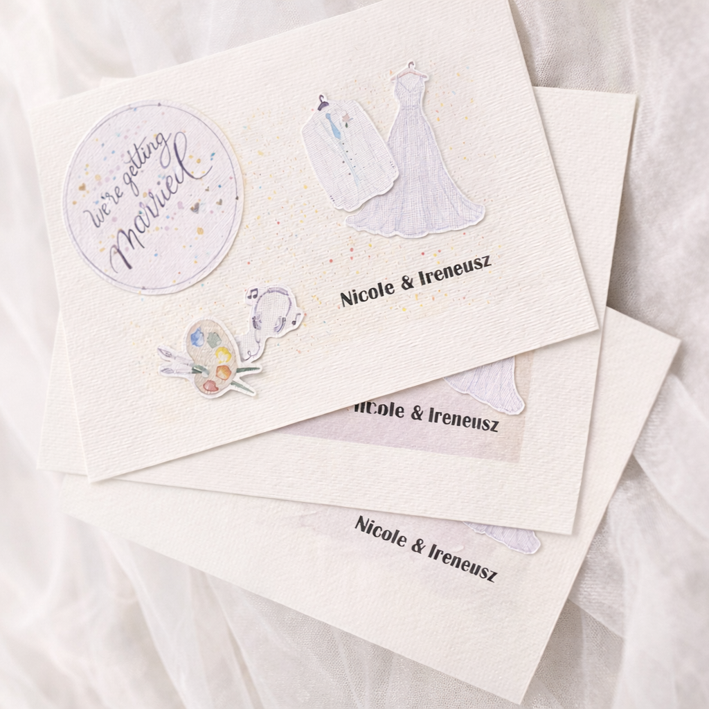 Hochzeitskarten auf buntem Aquarellhintergrund mit Namen, Schriftzug we´re getting married und Brautkleidung, aufgefächert