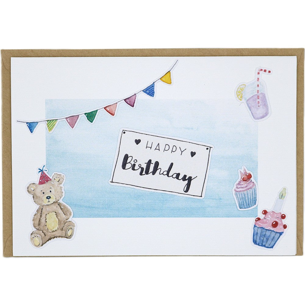 Aquarell-Grußkarte zum Geburtstag mit Schriftzug „Happy Birthday“, bunten Wimpeln, Teddybär und Cupcake-Motiven auf blauem Hintergrund
