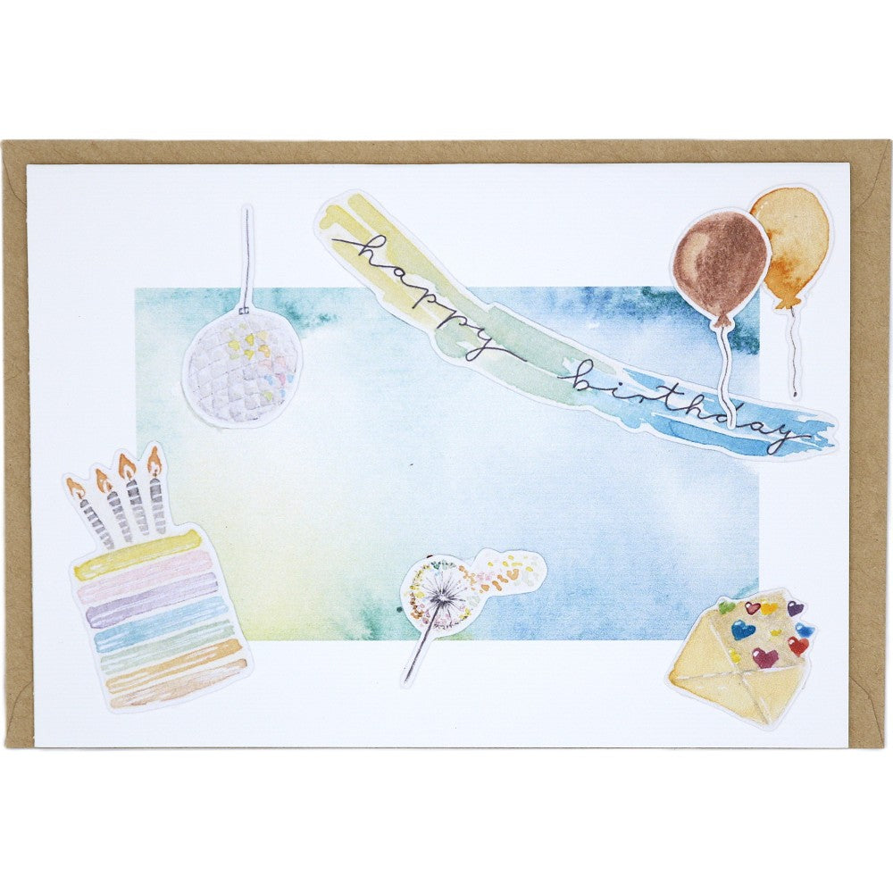 Aquarell-Grußkarte zum Geburtstag mit handgeschriebenem „happy birthday“, Kuchen, Kerzen, Ballons und Pusteblume auf hellem Farbverlauf