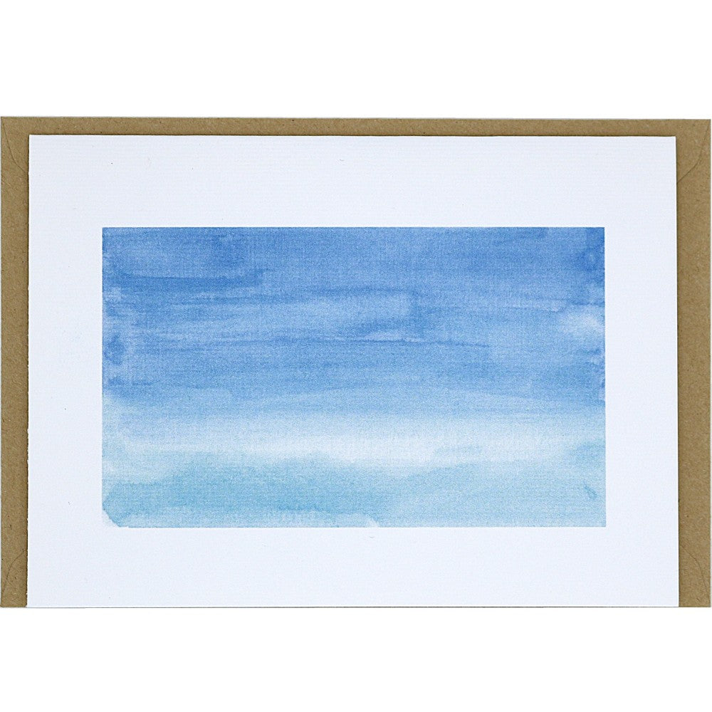 Aquarellkarte „Im Meer“ – sanfte Wellen und Himmel in Blautönen, horizontaler Farbverlauf wie ein ruhiger Tag am Ozean; gedruckt auf strukturiertem Aquarellpapier, geliefert mit Kraftpapier-Umschlag.