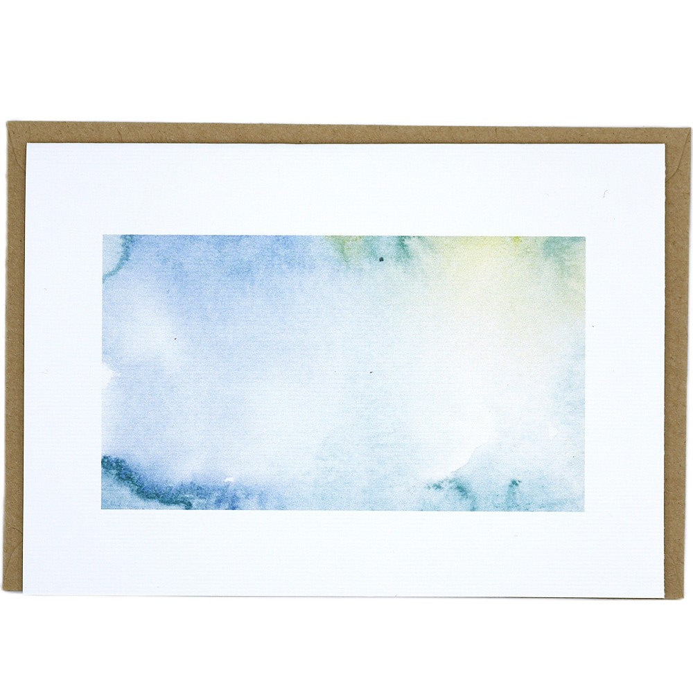 Aquarellkarte aus dem Waldbewohner-Set mit dynamischem Blau-Weiß-Verlauf, und grün; inspiriert von Wasser und Himmel im Wald; inkl. Kraftpapierumschlag.