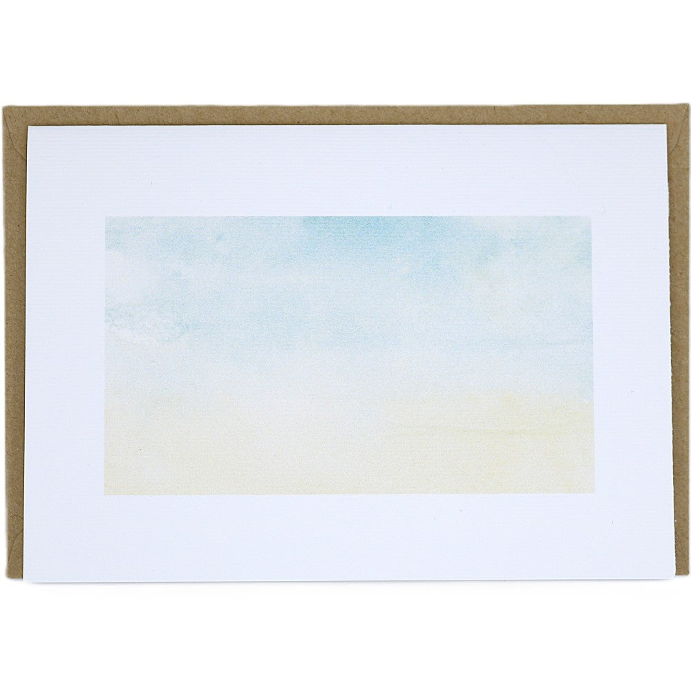 Postkarte aus der Waldbewohner-Kollektion mit zartem Aquarellhintergrund in sanften Grün- und Blautönen, gedruckt auf strukturiertem Aquarellpapier. Die Karte liegt auf einem passenden Kraftpapier-Umschlag.