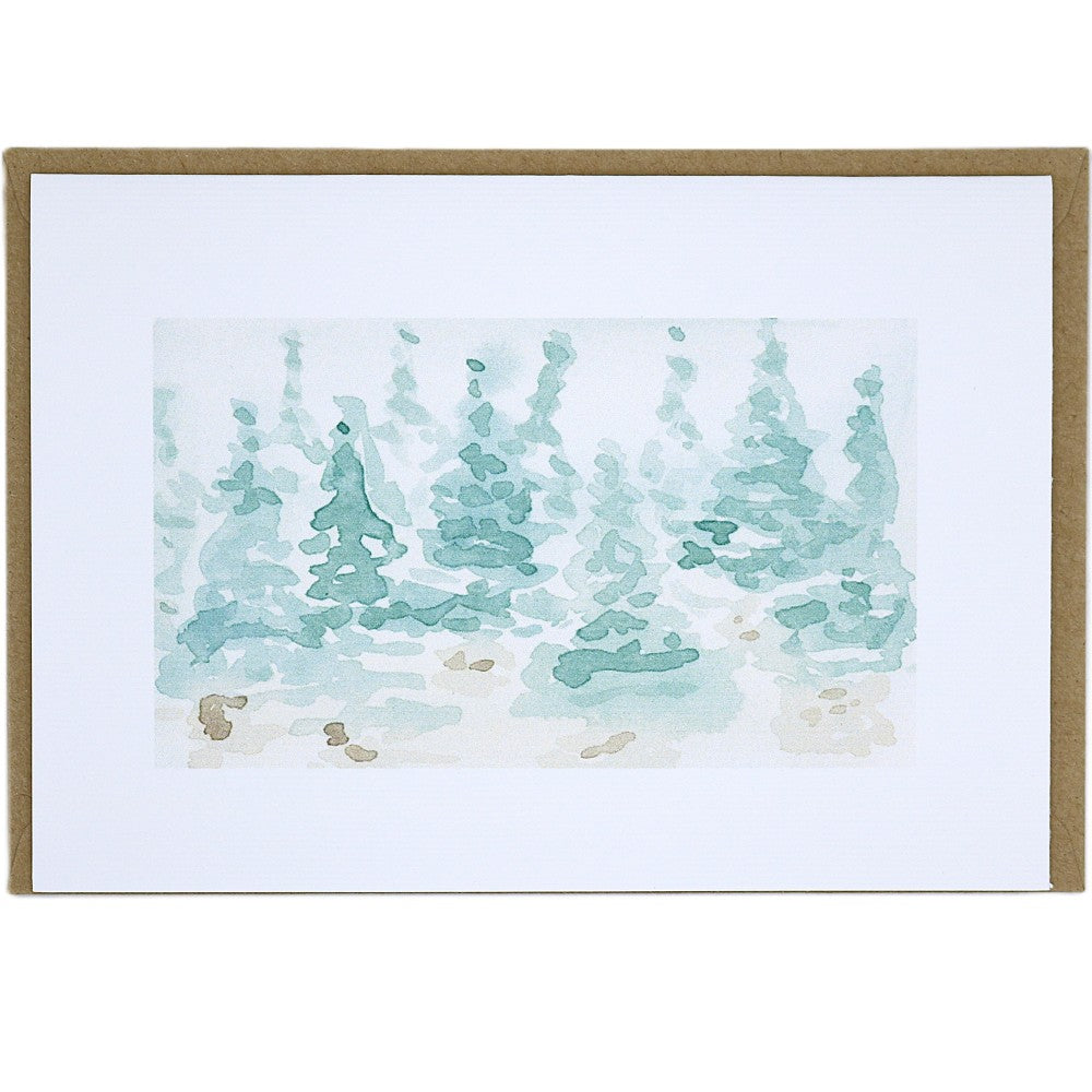 Postkarte mit winterlichem Aquarellhintergrund auf strukturiertem Aquarellpapier. Zu sehen ist eine zarte Waldszene aus angedeuteten Tannen in kühlen Grüntönen. Dahinter liegt ein passender Kraftpapier-Umschlag. Der Hintergrund ist ein Detailmotiv aus dem Weihnachtskarten-Set und kommt ohne zusätzliche Motive.