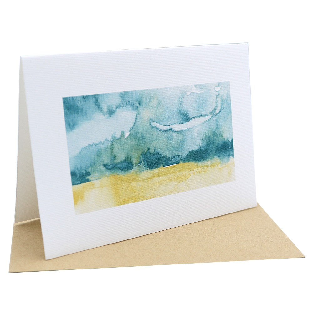 Tropenwelt Klappkarte mit Aquarell Hintergrund  in Grüntönen mit Sandigem Untergrund. Stehende Karte mit liegendem Kraftpapier Umschlag