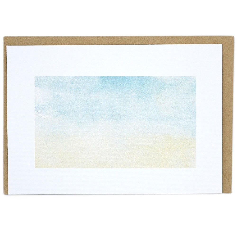 Postkarte Tropenwelt Aquarell-Hintergrund in sanften Blau- und Sandtönen mit Kraftpapier-Umschlag auf weißem Hintergrund