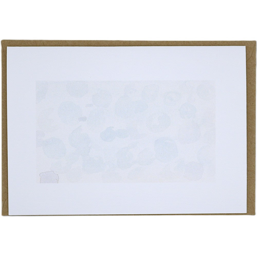 Postkarte mit zartem winterlichem Aquarellhintergrund auf strukturiertem Aquarellpapier. Das Motiv zeigt eine sehr helle, weich verlaufende Schneelandschaft in sanften Blau- und Grautönen. Dahinter liegt ein passender Kraftpapier-Umschlag. Der Hintergrund gehört zum Weihnachtskarten-Set und wird ohne zusätzliche Motive gezeigt.