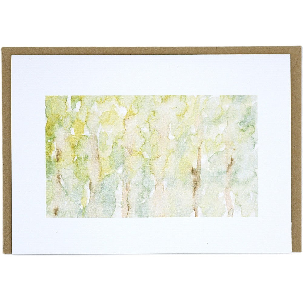 Aquarellkarte aus dem Waldbewohner-Set mit Waldmotiv in Grün- und Gelbtönen, feine Baumstruktur; inkl. Kraftpapierumschlag.