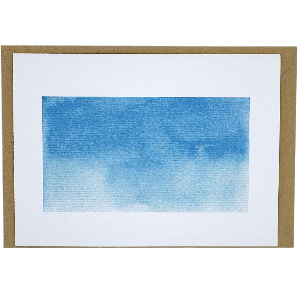 Aquarell Postkarte „Im Meer“ mit einem blau-weißen Aquarellmotiv in sanften Wellen- und Wasserverläufen; auf strukturiertem Aquarellpapier, kombiniert mit braunem Kraftpapier-Umschlag