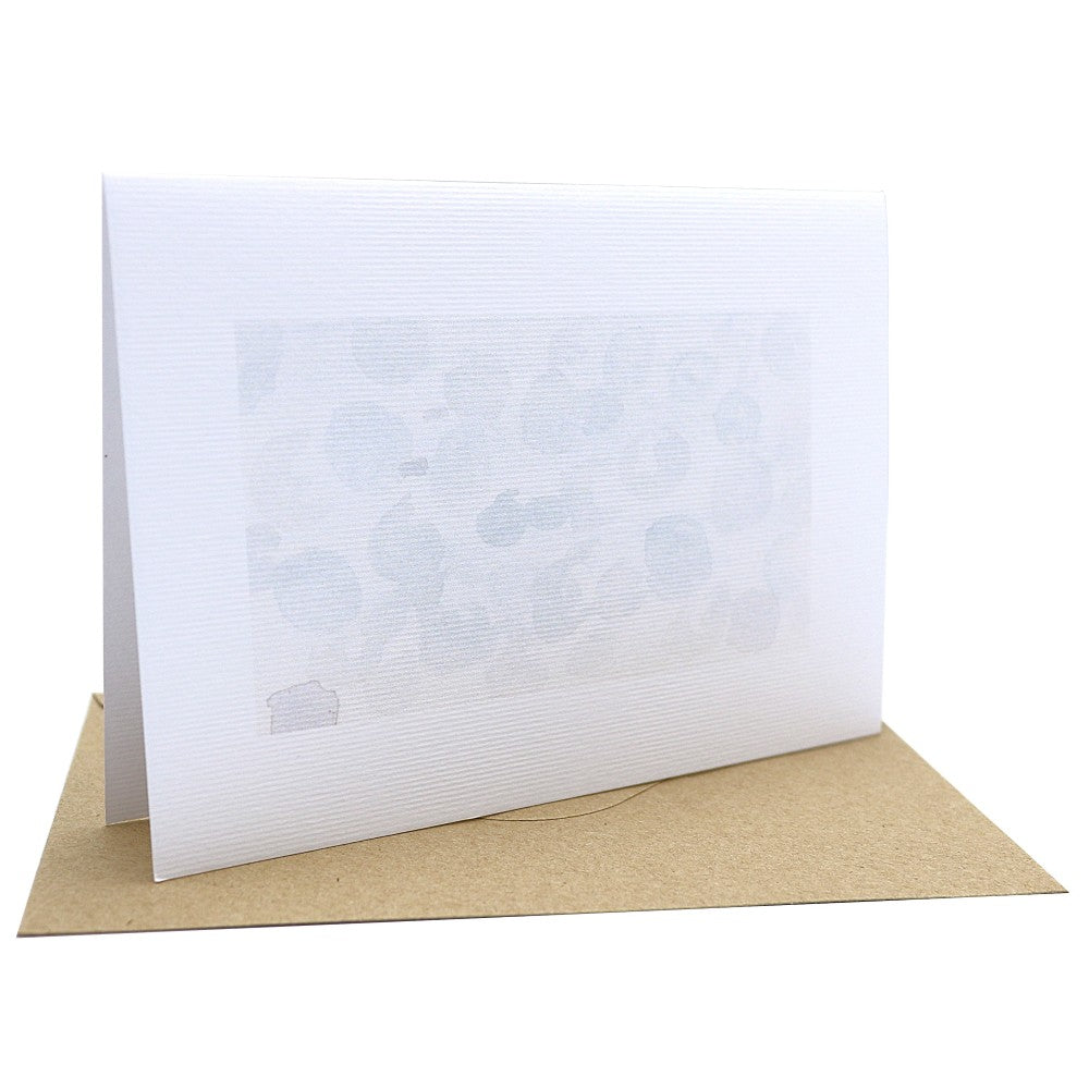 Klappkarte mit winterlichem Aquarellhintergrund auf strukturiertem Aquarellpapier. Zu sehen ist eine zarte Schneeballszene in grau, blau, weiss. Darunter liegt ein passender Kraftpapier-Umschlag. Der Hintergrund ist ein Detailmotiv aus dem Weihnachtskarten-Set und kommt ohne zusätzliche Motive.