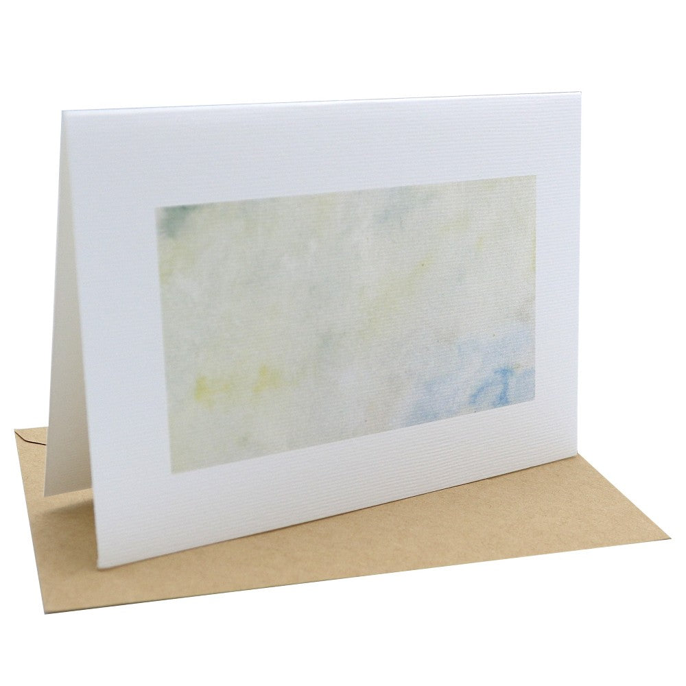 Tropenwelt Klappkarte mit Aquarell Hintergrund in Blau- und Beigetönen, stehende Karte mit liegendem Kraftpapier Umschlag