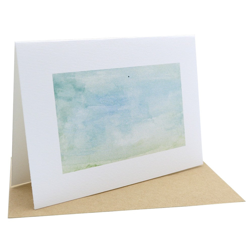 Tropenwelt Klappkarte mit Aquarell Hintergrund in Blau- und Grüntönen, stehende Karte mit liegendem Kraftpapier Umschlag