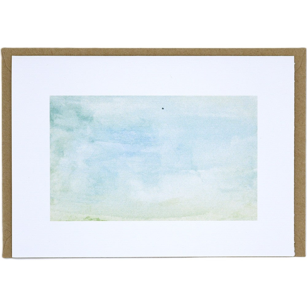 Postkarte aus der Waldbewohner-Kollektion mit zartem Aquarellhintergrund in sanften Grün- und Blautönen, gedruckt auf strukturiertem Aquarellpapier. Die Karte liegt auf einem passenden Kraftpapier-Umschlag.