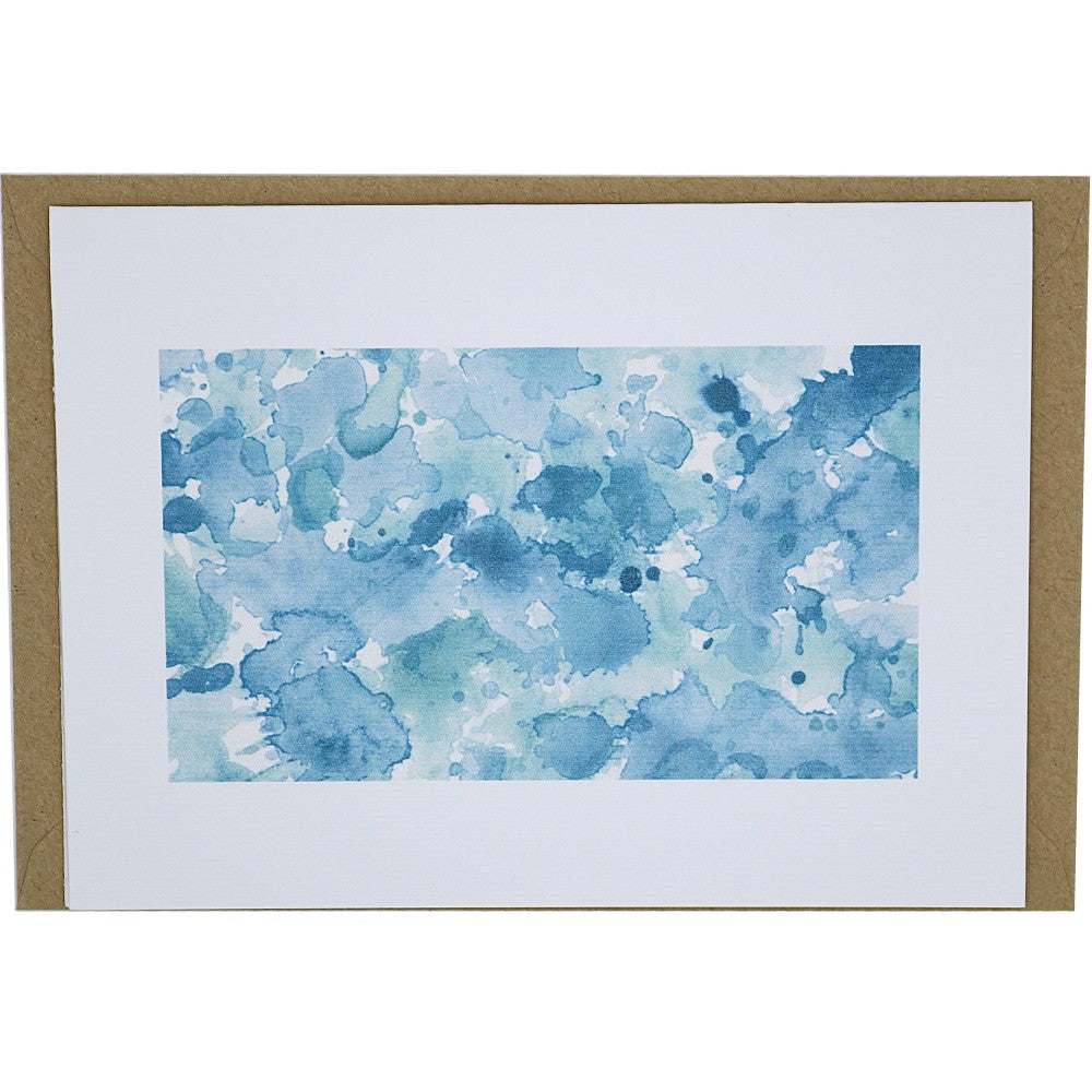 Postkarte Im Meer: Aquarellmotiv mit abstrakten Wasserflecken in Blau- und Türkistönen, auf weißer Klappkarte mit Kraftpapierumschlag.