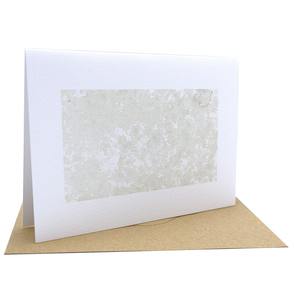 Klappkarte „Waldbewohner“ mit einem zarten, strukturiert wirkenden Aquarell in warmen Natur- und Moostönen – erinnert an Flechten, Baumrinde oder Waldboden im Detail; gedruckt auf hochwertigem strukturierten Aquarellpapier, kombiniert mit braunem Kraftpapier-Umschlag; aufgestellt dargestellt.