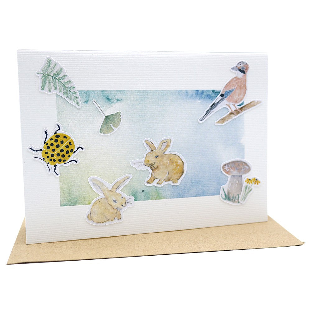 Klappkarte mit Waldbewohnern wie Hasen und Vogel auf Aquarellhintergrund