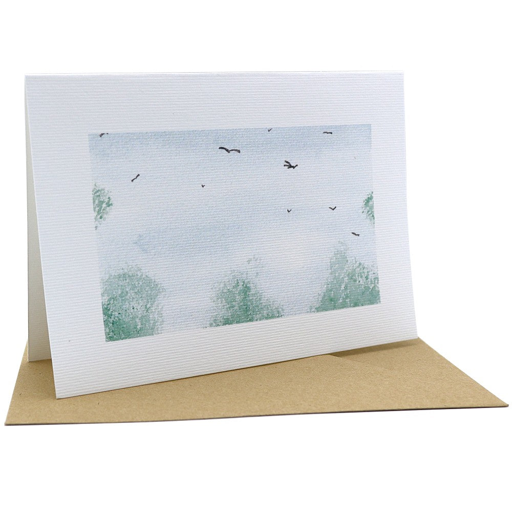 Einzelne Klappkarte mit hellem Aquarell-Hintergrund und Vogelmotiven, auf Kraftpapier-Umschlag
