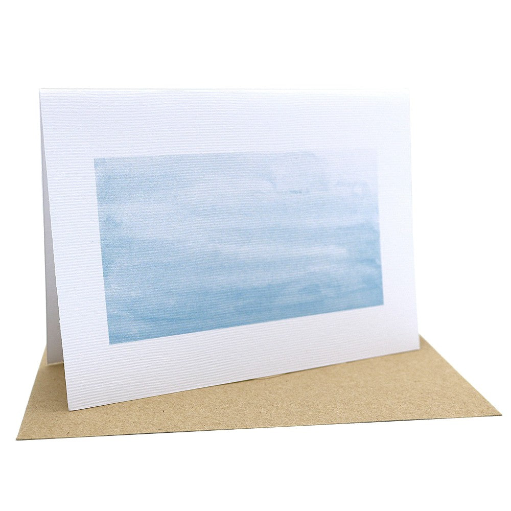 Aquarell-Klappkarte Geburtstag mit hellblauem gemaltem Hintergrund und Kraftpapier-Umschlag