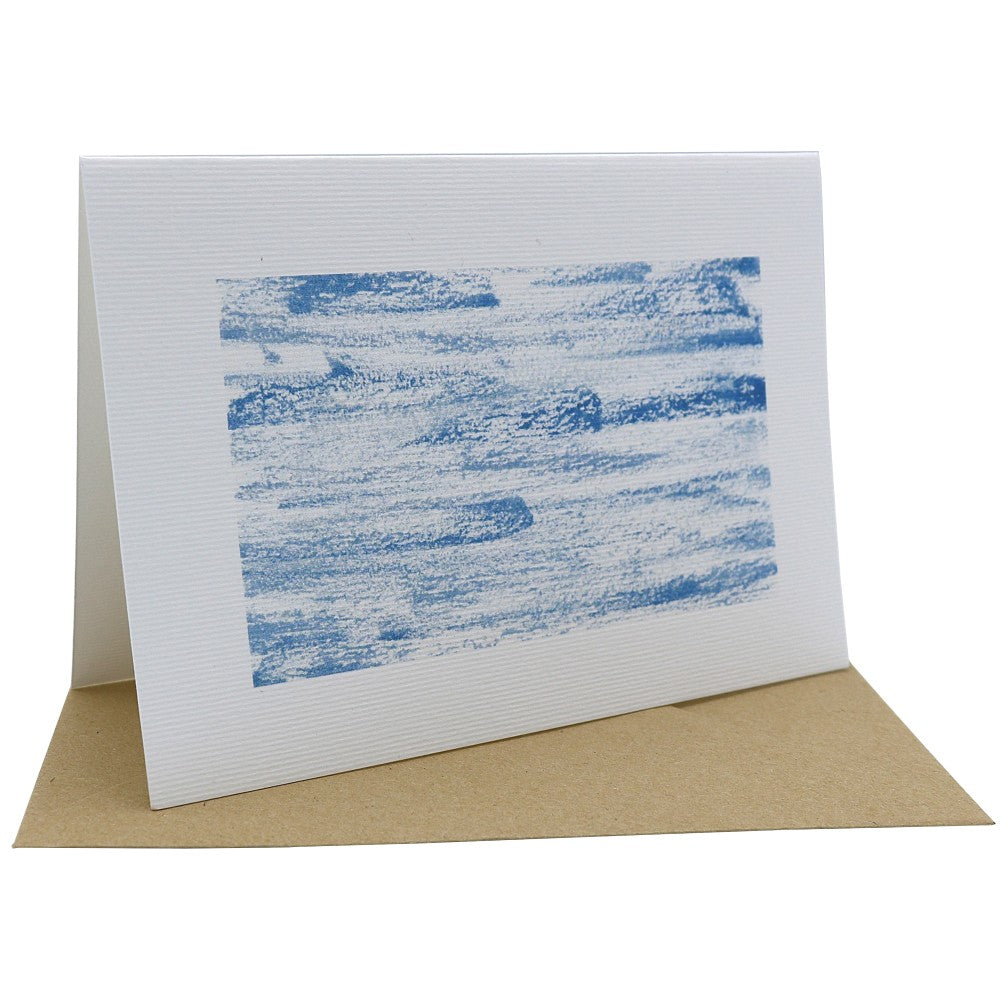 Einzelne Klappkarte mit abstraktem blauem Aquarell-Hintergrund in horizontalen Strukturen, auf Kraftpapier-Umschlag