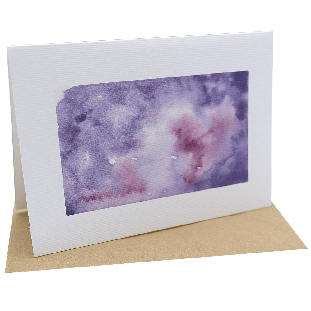 Aquarell-Klappkarte Geburtstag mit violettem und roséfarbenem gemaltem Hintergrund und Kraftpapier-Umschlag