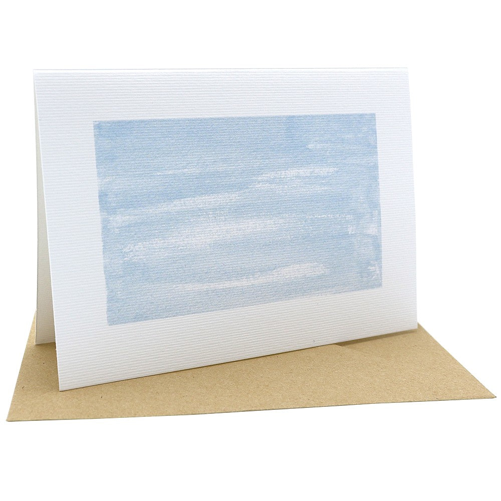Einzelne Klappkarte mit hellem, ruhigem blauem Aquarell-Hintergrund mit feinen horizontalen Farbverläufen, auf Kraftpapier-Umschlag