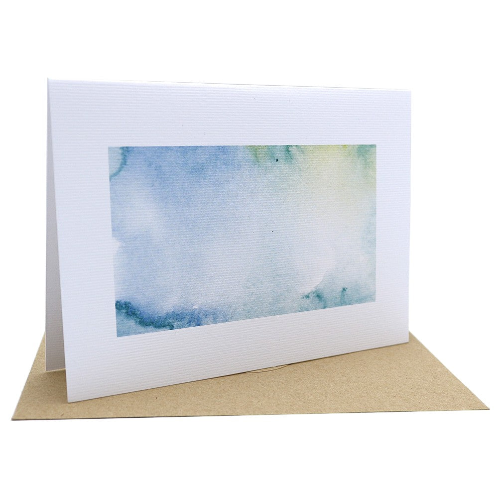 Aquarell-Klappkarte Geburtstag mit hellblauem und grünlichem gemaltem Hintergrund und Kraftpapier-Umschlag
