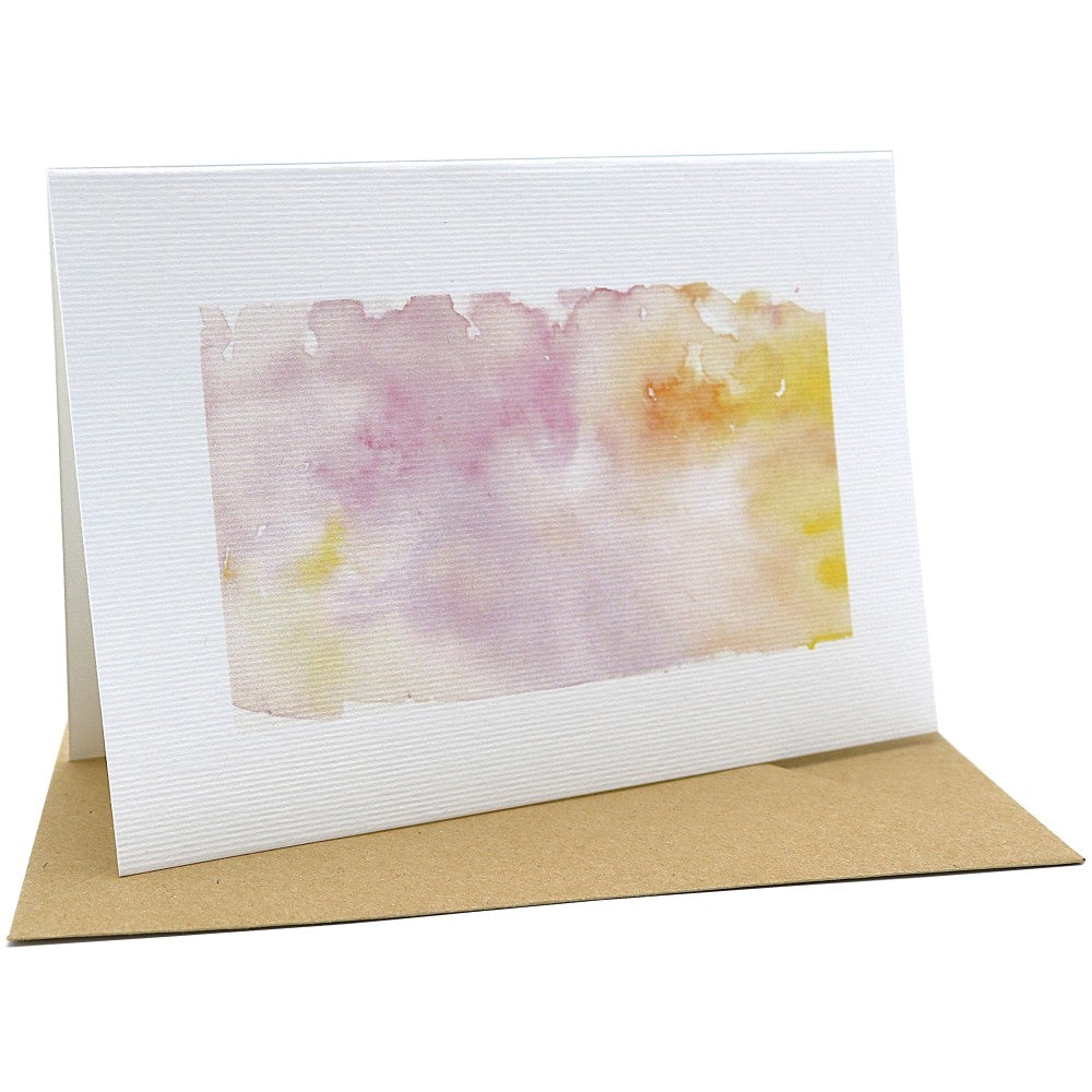 Einzelne Klappkarte mit zartem Aquarell-Hintergrund in Rosé-, Gelb- und Cremetönen, auf Kraftpapier-Umschlag