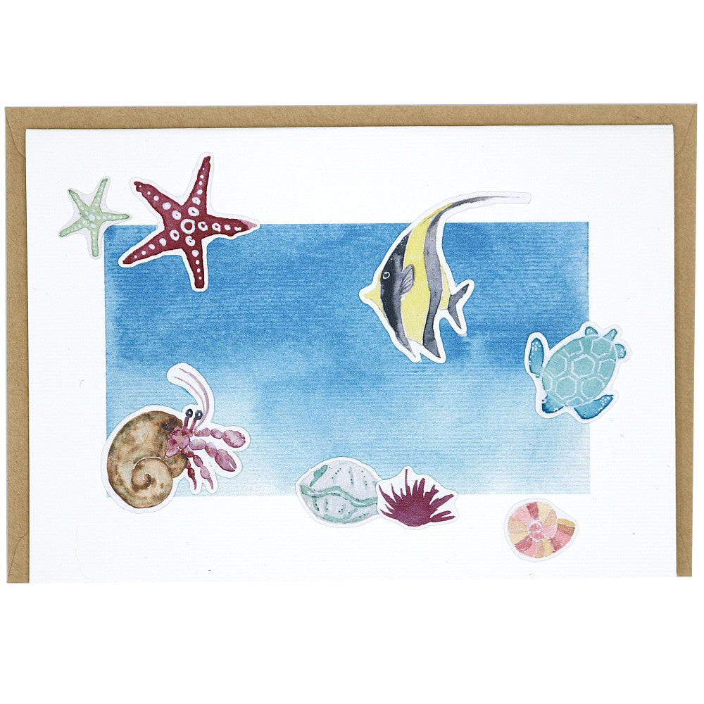 Grusskarte mit Meeresmotiven wie Fischen, Schildkröte, Seesternen und Einsiedlerkrebs
