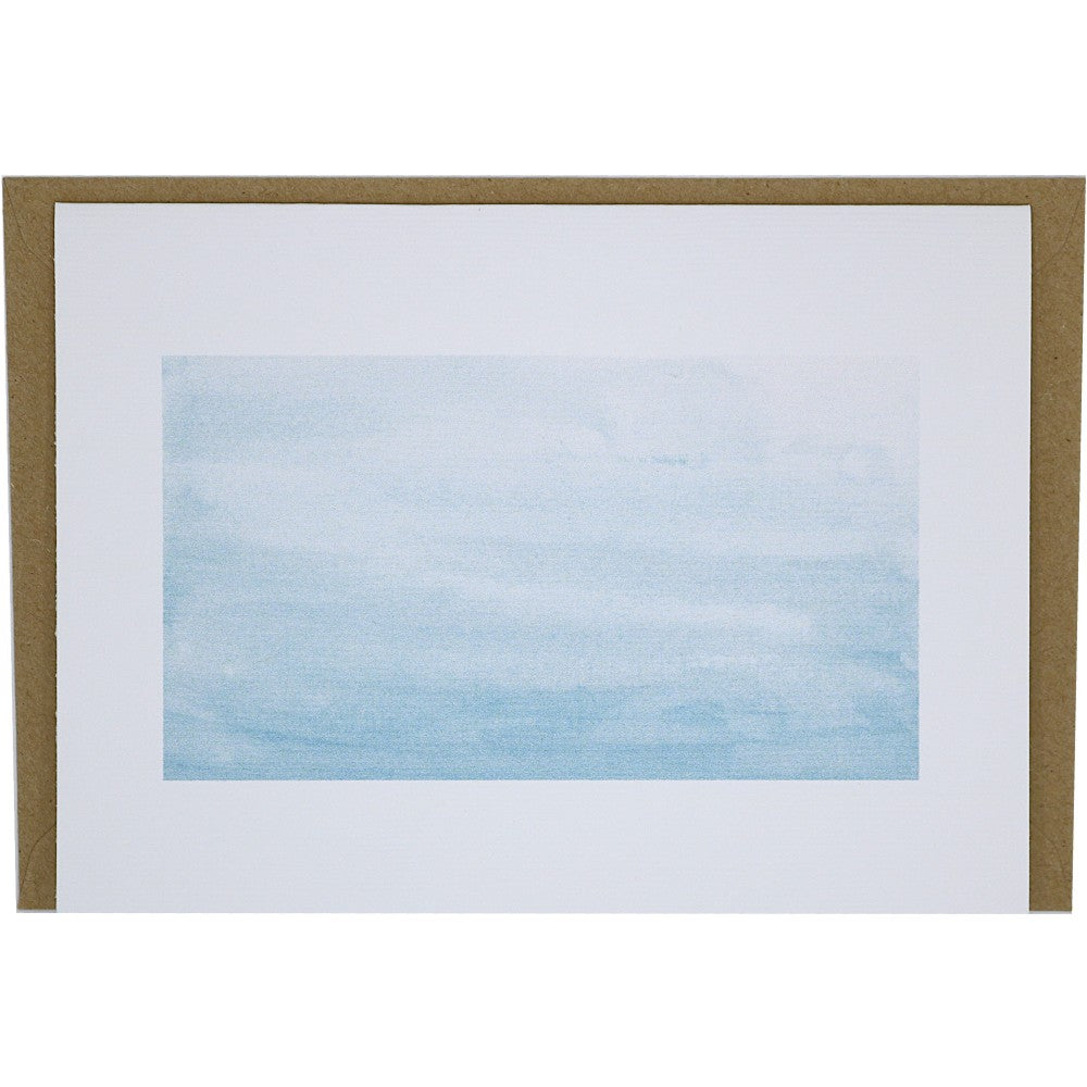 Aquarell Postkarte mit ruhigem blauen Farbverlauf als Hintergrund, Kraftpapier-Umschlag im Geburtstags-Kartenset

