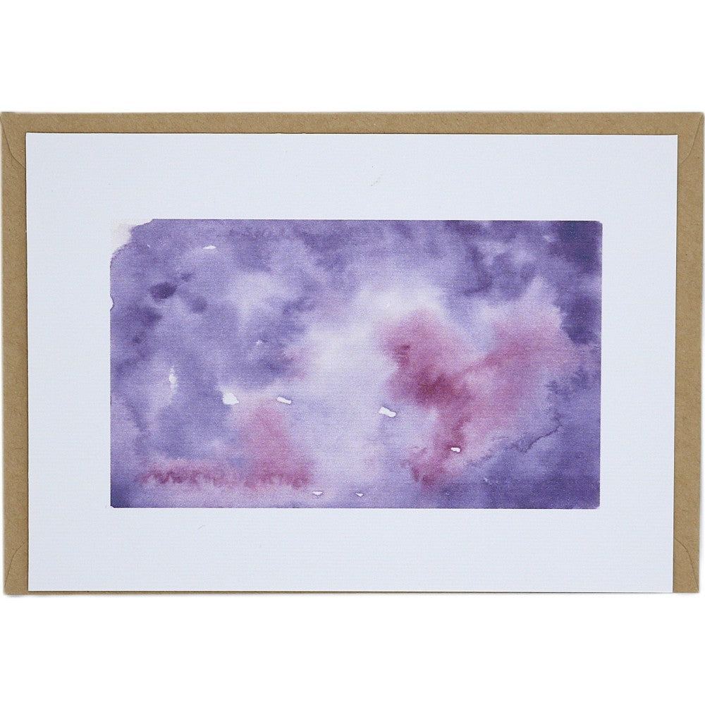Aquarell-Postkarte Geburtstag mit violettem gemaltem Hintergrund und Kraftpapier-Umschlag