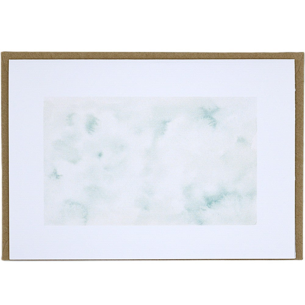 Aquarell-Postkarte Geburtstag mit hellem Grün und weichen, wolkigen Farbflächen, mit Kraftpapier-Umschlag