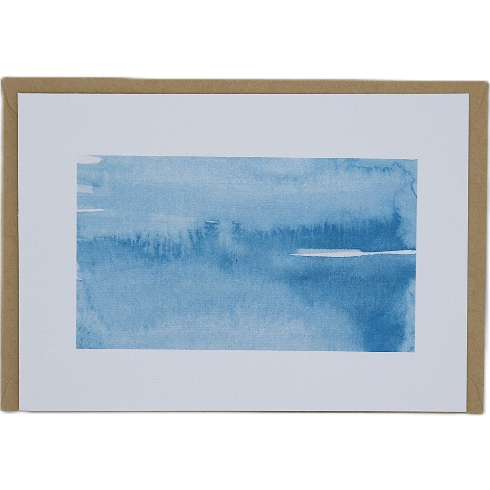 Aquarell Postkarte mit kräftigem Blauton und abstrakter Struktur als Hintergrund, Kraftpapier-Umschlag im Geburtstags-Kartenset