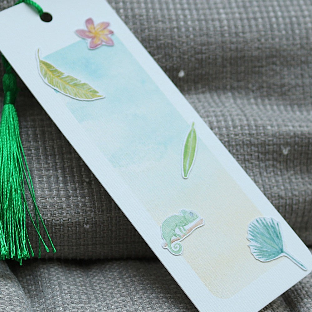 Aquarell-Lesezeichen Tropenwelt mit grüner Quaste, Chamäleon, Blatt- und Blütenmotiven – Detailansicht