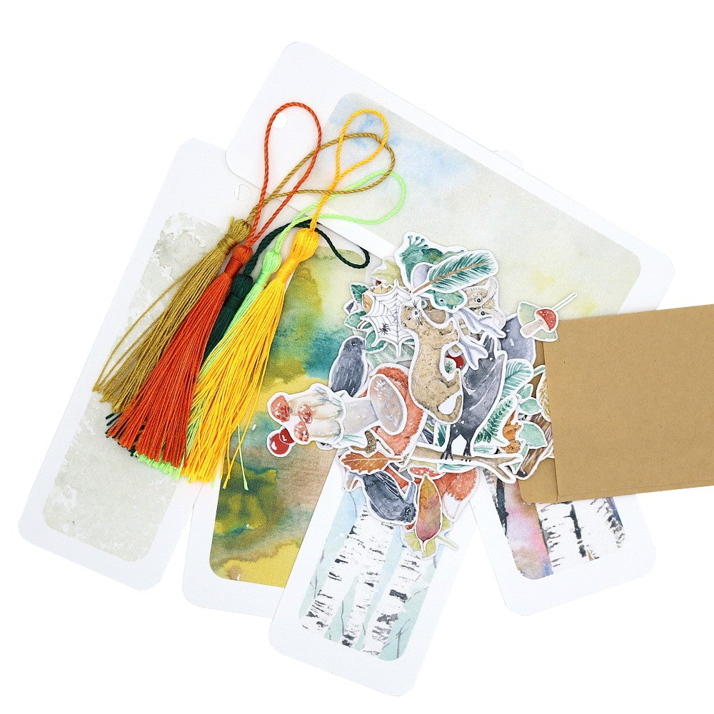Lesezeichen-Kreativset Waldbewohner: Drei Aquarell-Lesezeichen mit Waldhintergründen, bunten Quasten und zahlreichen Stickermotiven wie Tieren, Blättern und Pilzen zum Selbstgestalten.