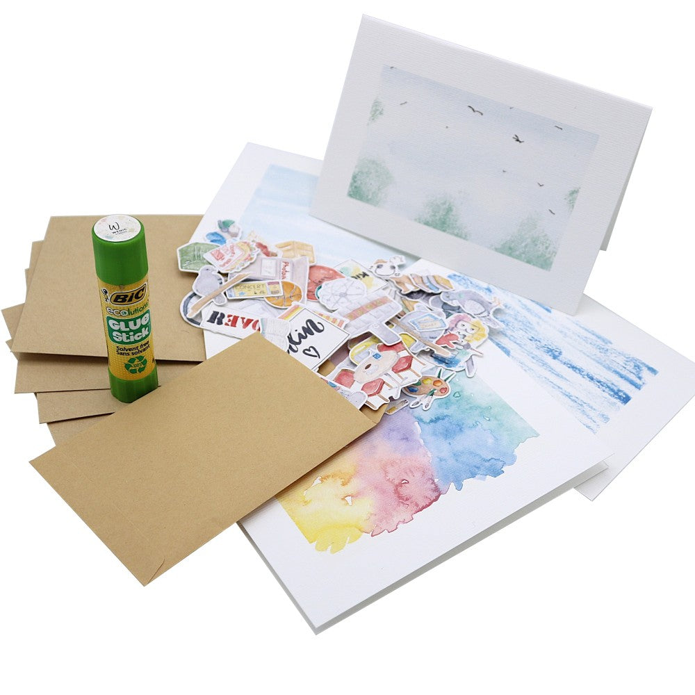 Berlin Kreativ Set ausgebreitete Karten, Motive, Kraftpapierumschlägen und Klebestift. 