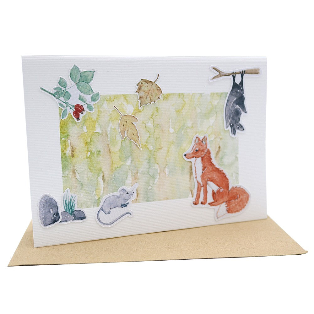 Klappkarte Waldbewohner mit Fledermaus, Maus und Fuchs, darunter ein Kraftpapierumschlag