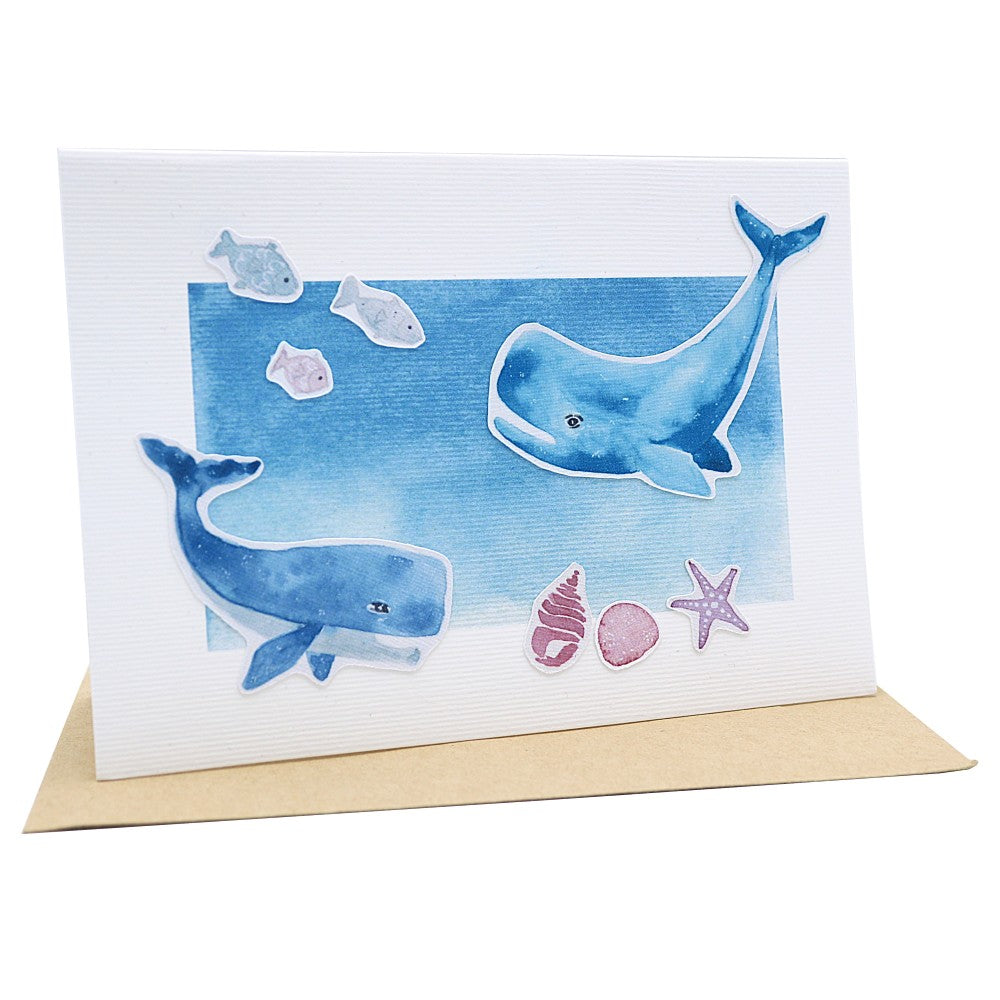 Klappkarte mit zwei Walen und Fischen und Seestern, stehend auf einem Kraftpapier Umschlag