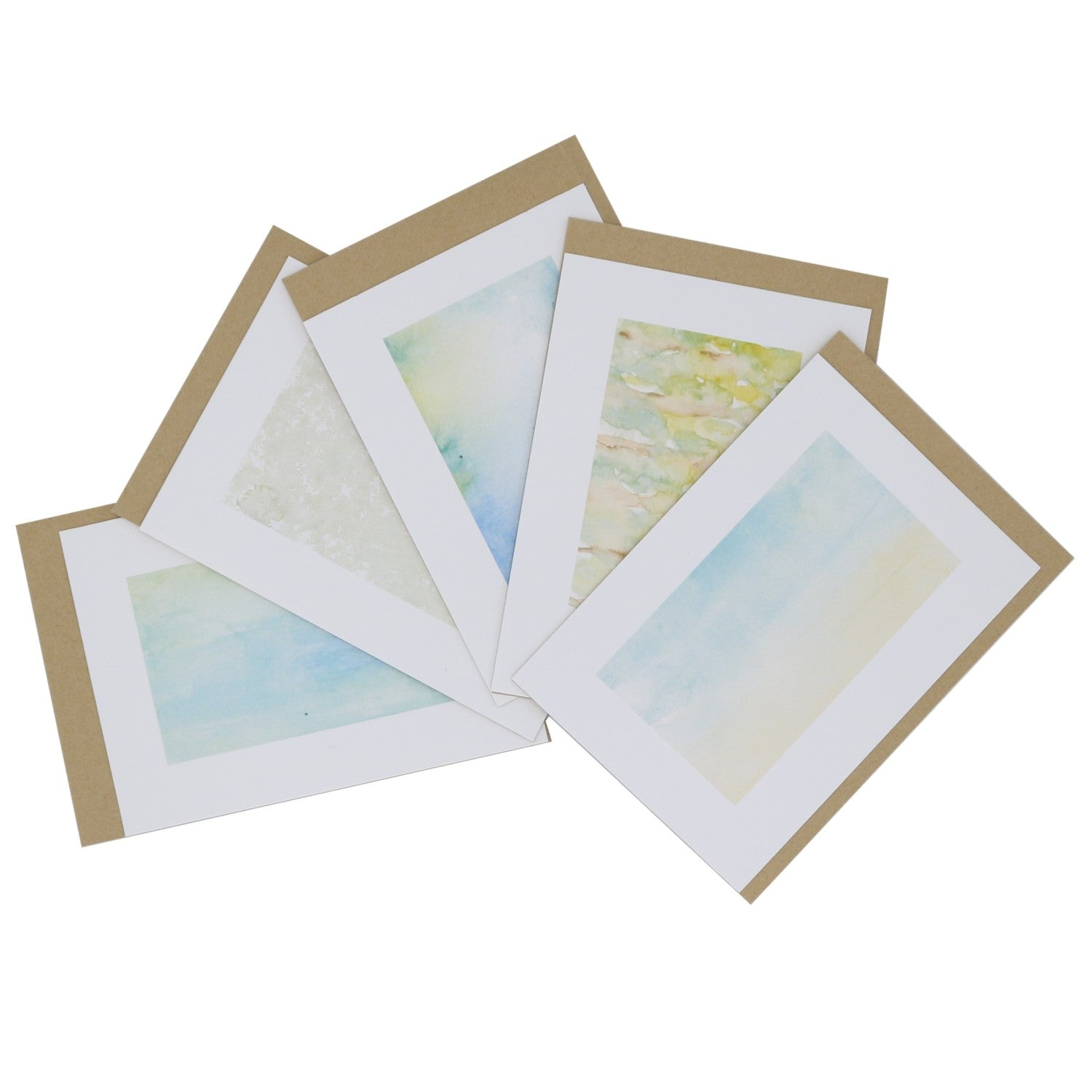 Fächerförmig ausgelegtes Set aus fünf Postkarten der Waldbewohner-Kollektion. Jede Karte zeigt einen anderen zarten Aquarellhintergrund in Natur- und Grüntönen auf strukturiertem Aquarellpapier. Unter den Karten liegen passende Kraftpapier-Umschläge. 