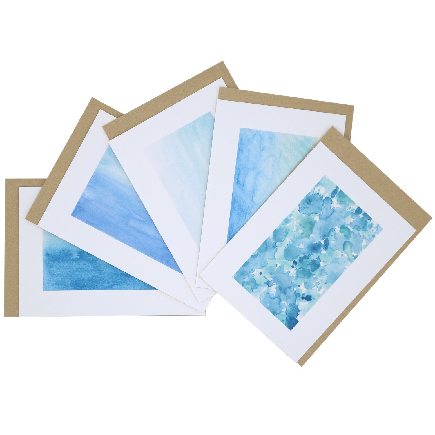 „Fächerförmig ausgebreitetes Postkarten-Set Im Meer mit fünf Aquarellmotiven in Blau- und Türkistönen, inspiriert von Wasser, Wellen und Küste, inklusive Kraftpapierumschlägen.“