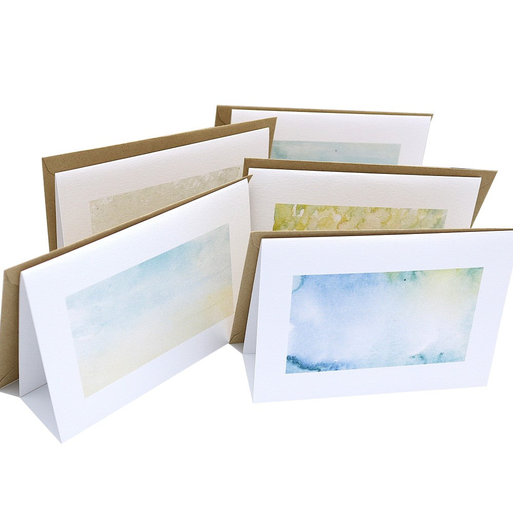 Fünf Klappkarten im Set mit naturinspirierten Aquarell-Hintergründen in Grün-, Beige- und Blautönen. Jede Karte wird mit braunem Kraftpapier-Umschlag geliefert. Ideal für Grüße mit Wald- und Naturmotiven.