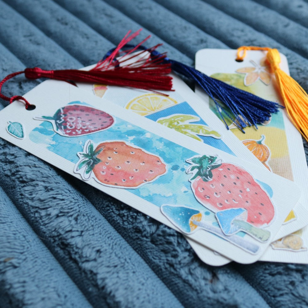 Drei Lesezeichen mit Aquarell Motiven übereinander liegend mit Lesezeichenbändchen oben. 