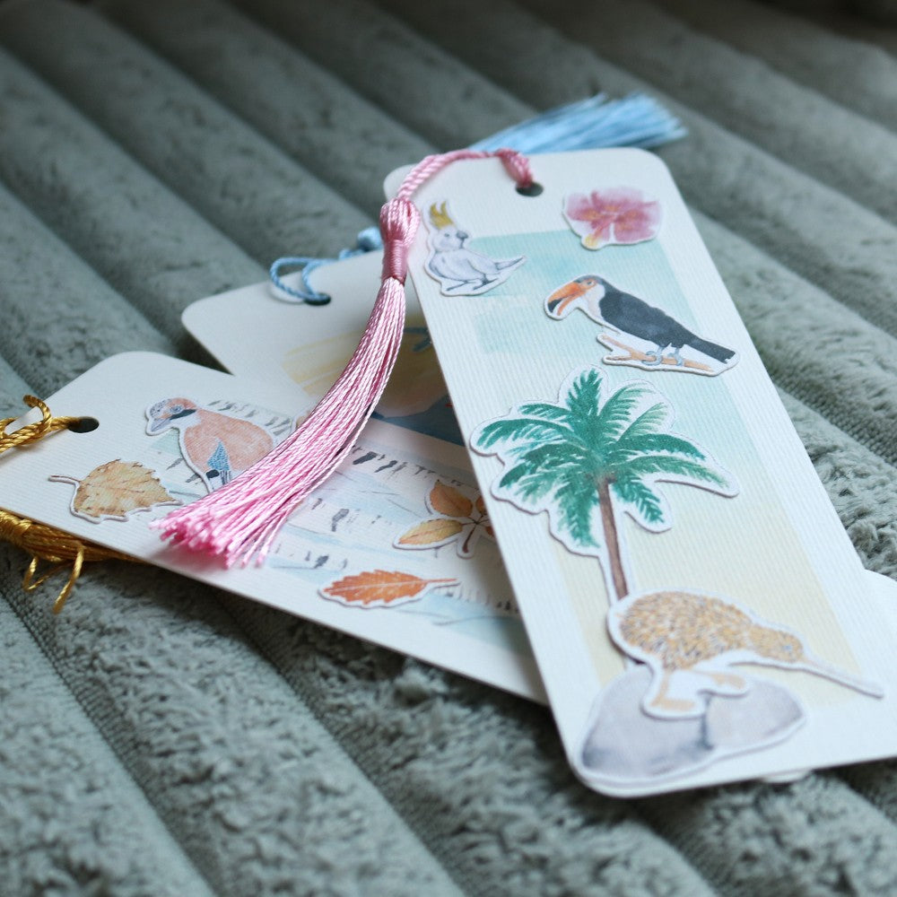 Drei Lesezeichen mit Aquarell Motiven übereinander liegend mit Lesezeichenbändchen oben. 