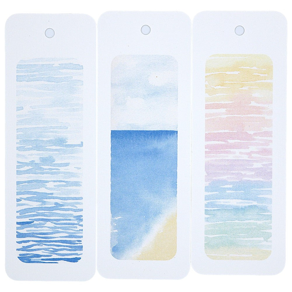 Lesezeichen Kreativset Meer: Drei maritim gestaltete Aquarell-Hintergründe in Blau- und Pastelltönen mit Loch für Quasten, ideal zum Selbstgestalten.