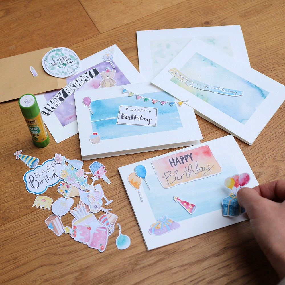 Geburtstagskarte wird mit dem Karten-Set Geburtstag von WENIC gebastelt. Sie wird beschriftet und zu einem Geschenk dazu gelegt. 